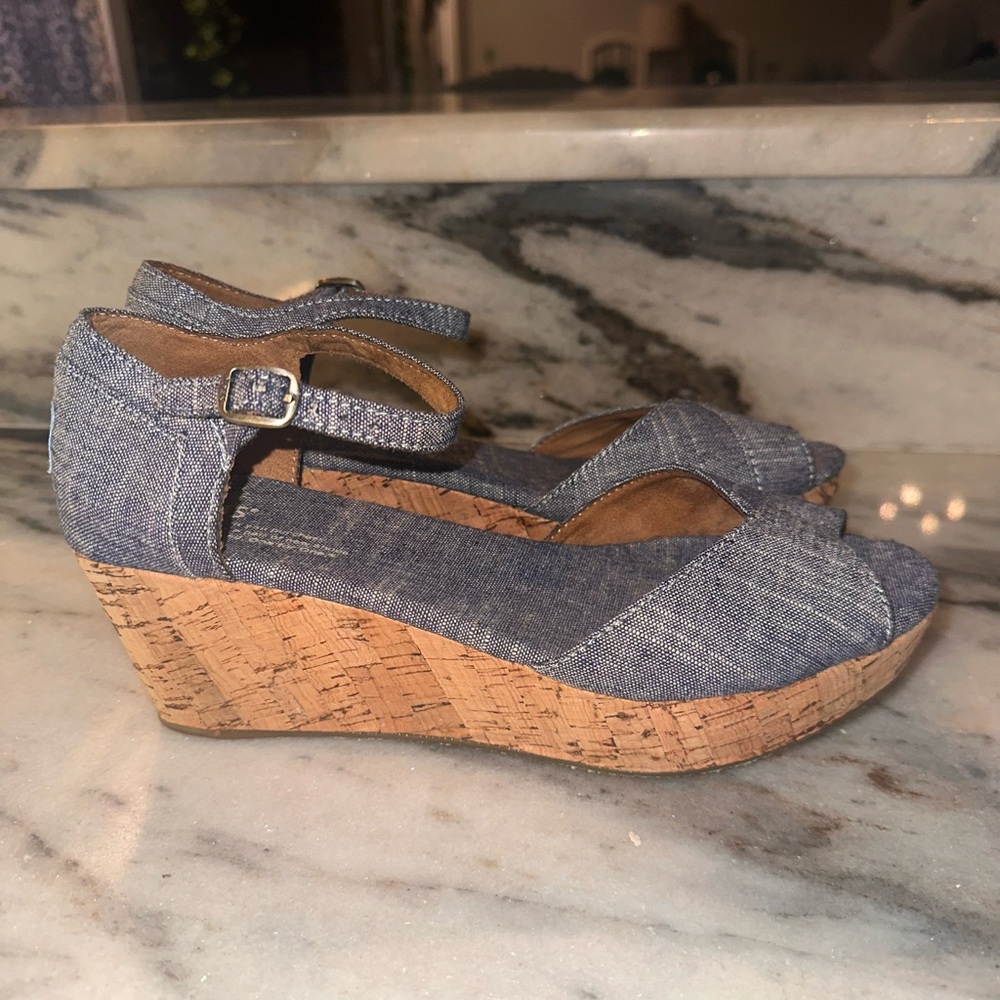 Tom’s Size 8 Women’s Blue Denim‎ Cork Wedge Strappy Peep Toe Sandals - Picture 2 of 11